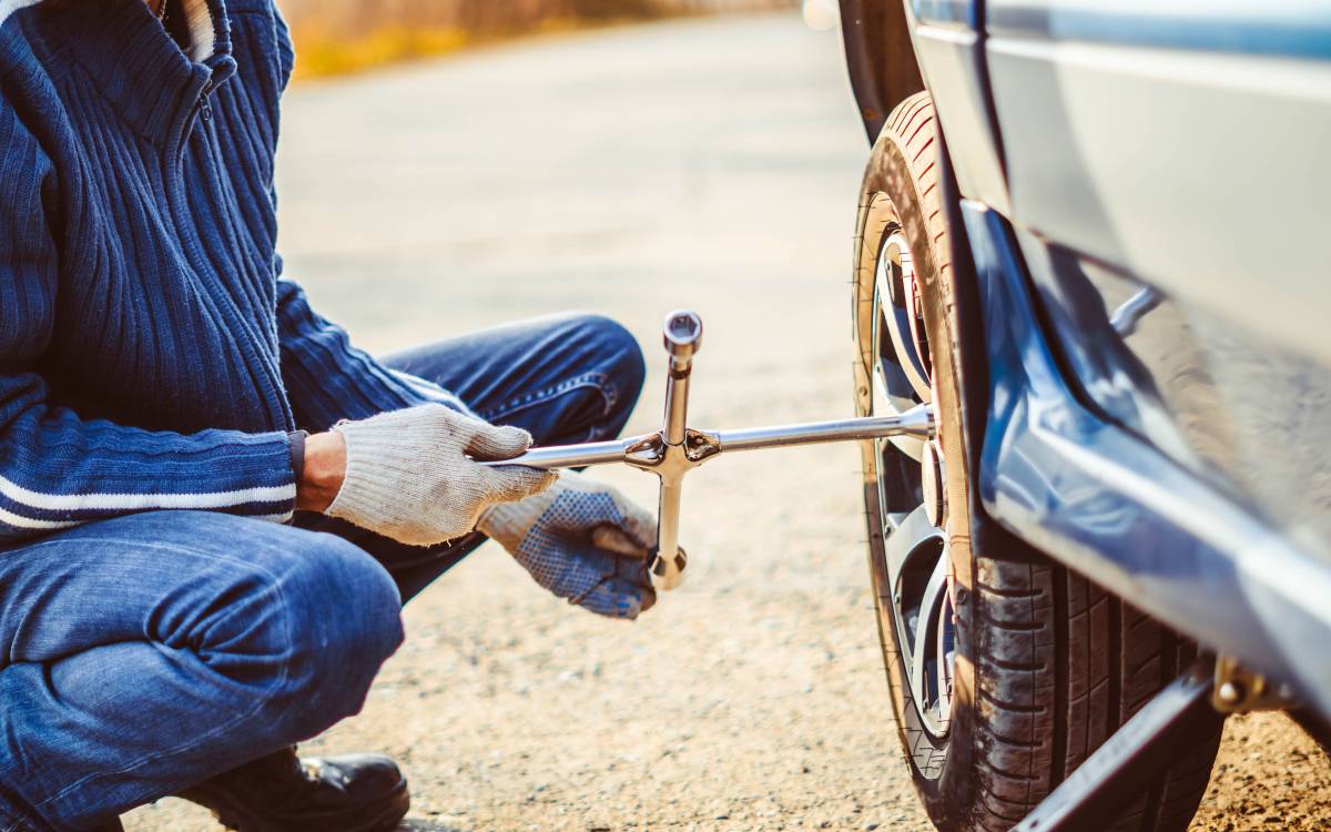 Tips to change car tires safely